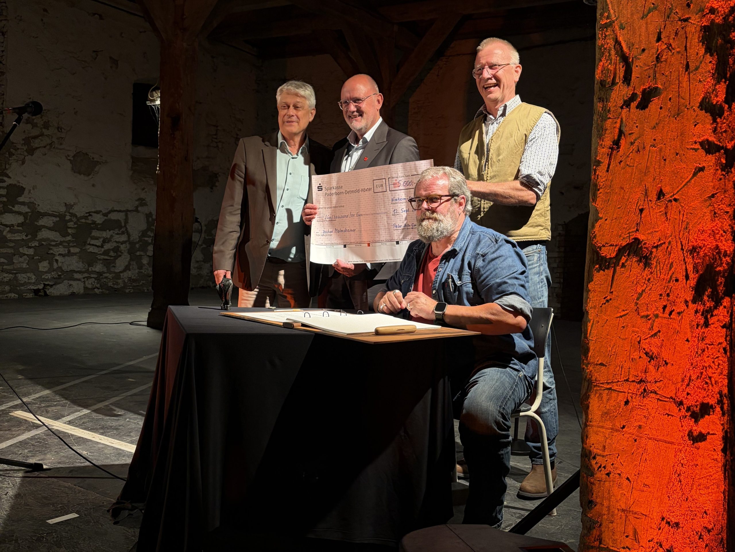 Eintrag ins »Hölzerne Buch« der Stadt Nieheim | v.l.n.r.: Dr. Michael Kienecker, Bgm. Johannes Schlütz, Johann-Friedrich von der Borch, Jochen Malmsheimer © H.H.Jansen